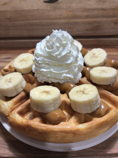 Waffle Goloso con manjar y plátano
